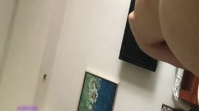 与女神级高素质极品大学美女床战,身材高挑气质好,鸡巴插进去就开始大叫好舒服,B舒服,喜欢被使劲.真是太漂亮